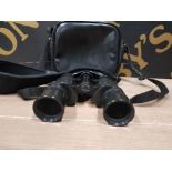 A GERMAN PAIR OF OPTOLYTH ALPIN 8 X 40 BINOCULARS IN BLACK CASE