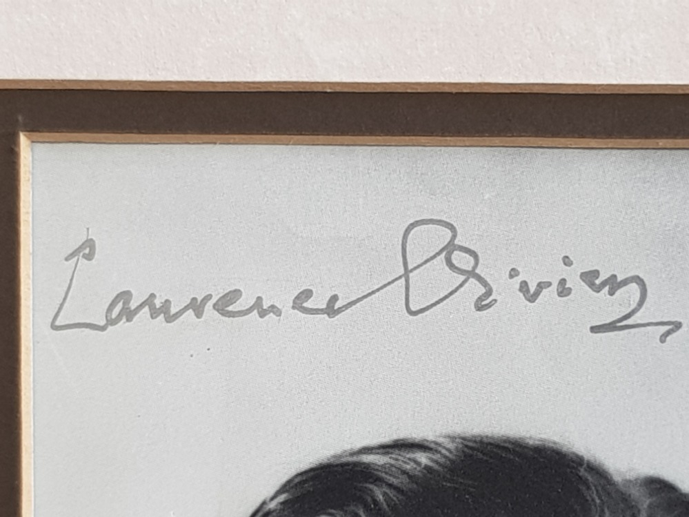 LAWRENCE OLIVIER SIGNATURE IN SILVER ON A BLACK AND WHITE PHOTOGRAPH OF OLIVIER AND MARILYN MONROE - Image 2 of 3