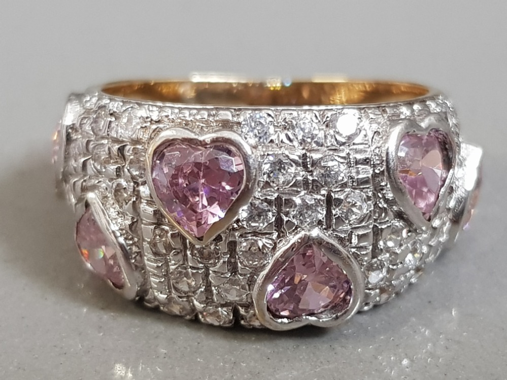 9CT YELLOW GOLD CZ CLUSTER RING WITH PINK HEART STONES, 6.6G SIZE T1/2