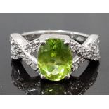 SILVER AND PERIDOT RING SIZE 3.3G J1/2