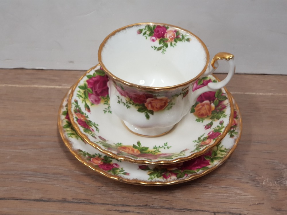 26 PIECES OF ROYAL ALBERT OLD COUNTRY ROSE'S TO INCLUDE CUPS AND SAUCERS TEAPOT ETC - Image 2 of 2