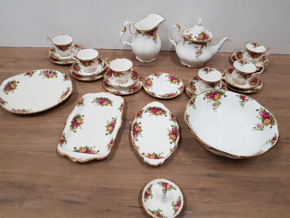 26 PIECES OF ROYAL ALBERT OLD COUNTRY ROSE'S TO INCLUDE CUPS AND SAUCERS TEAPOT ETC