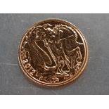 22CT GOLD 2012 GOLD SOVEREIGN COIN FEATURES NEW RENDITION OF ST.GEORGE SLAYING THE DRAGON ON