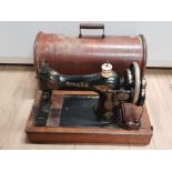 A VINTAGE SINGER SEWING MACHINE IN ORIGINAL CARRY CASE NO LOCK OR KEY