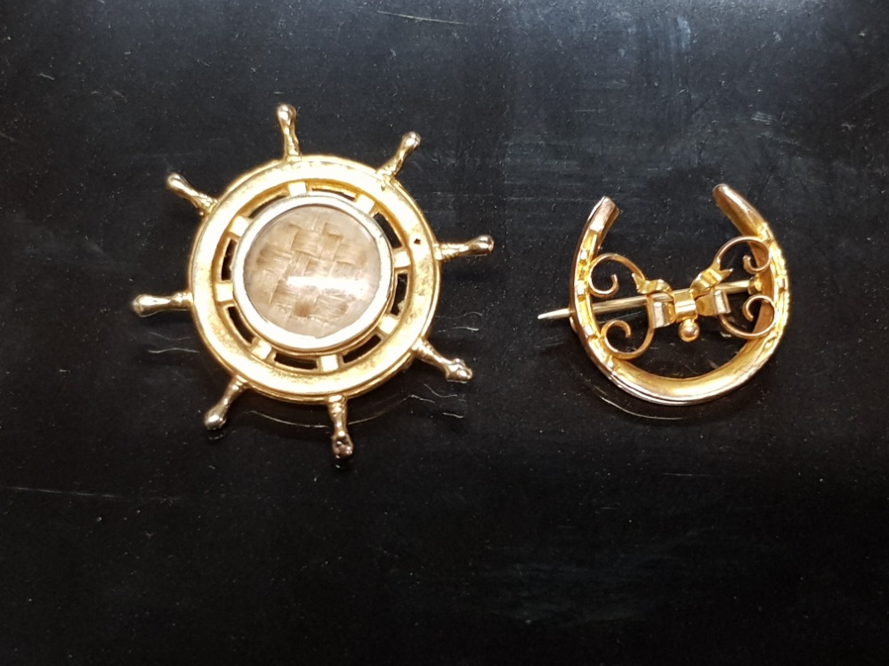 A VICTORIAN 9CT YELLOW GOLD MEMORIAL BROOCH/PENDANT IN THE FORM OF A SHIPS WHEEL WITH PLAITED HAIR