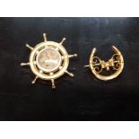 A VICTORIAN 9CT YELLOW GOLD MEMORIAL BROOCH/PENDANT IN THE FORM OF A SHIPS WHEEL WITH PLAITED HAIR