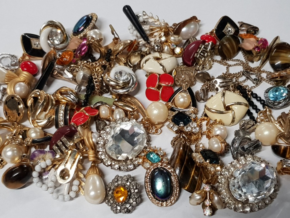 36 PAIRS OF VINTAGE CLIP ON EARRINGS, PEARL, GILT AND CRYSTAL EFFECT DESIGNS