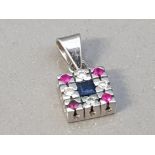 18CT WHITE GOLD RUBY SAPPHIRE AND DIAMOND CLUSTER PENDANT 3.2G