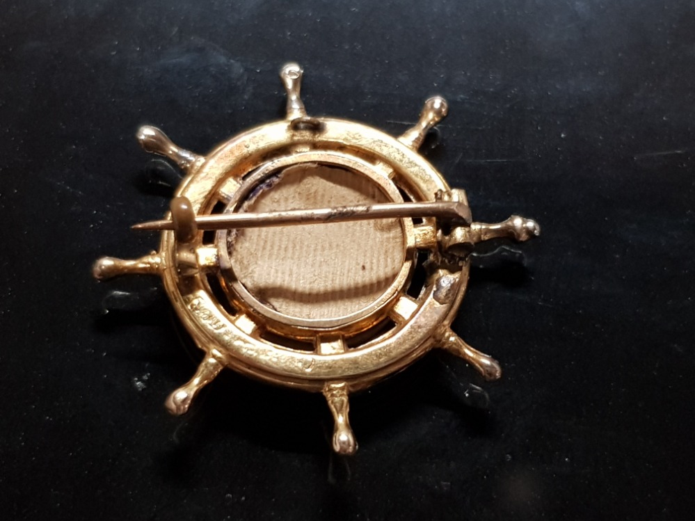 A VICTORIAN 9CT YELLOW GOLD MEMORIAL BROOCH/PENDANT IN THE FORM OF A SHIPS WHEEL WITH PLAITED HAIR - Image 3 of 5