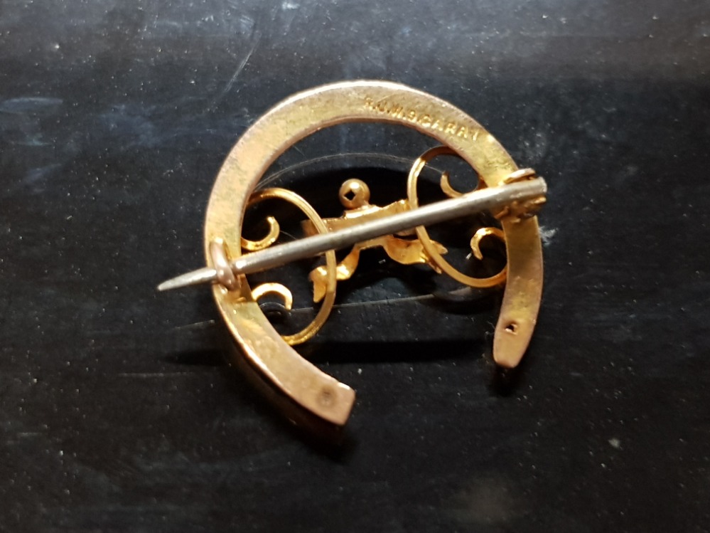 A VICTORIAN 9CT YELLOW GOLD MEMORIAL BROOCH/PENDANT IN THE FORM OF A SHIPS WHEEL WITH PLAITED HAIR - Image 5 of 5