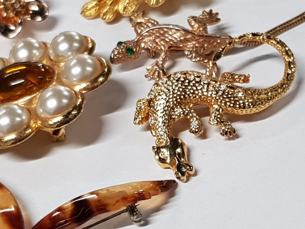 SELECTION OF 16 VINTAGE BROOCHES MAINLY GILT WITH 6 CONTAINING PEARLS - Image 3 of 3