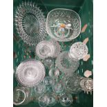 A BOX OF MISCELLANEOUS CRYSTAL AND GLASS ITEMS SUCH AS DECANTERS DRINKING GLASSES ETC