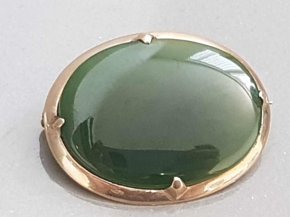 9CT YELLOW GOLD GREEN STONE BROOCH, 5.2G