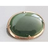 9CT YELLOW GOLD GREEN STONE BROOCH, 5.2G