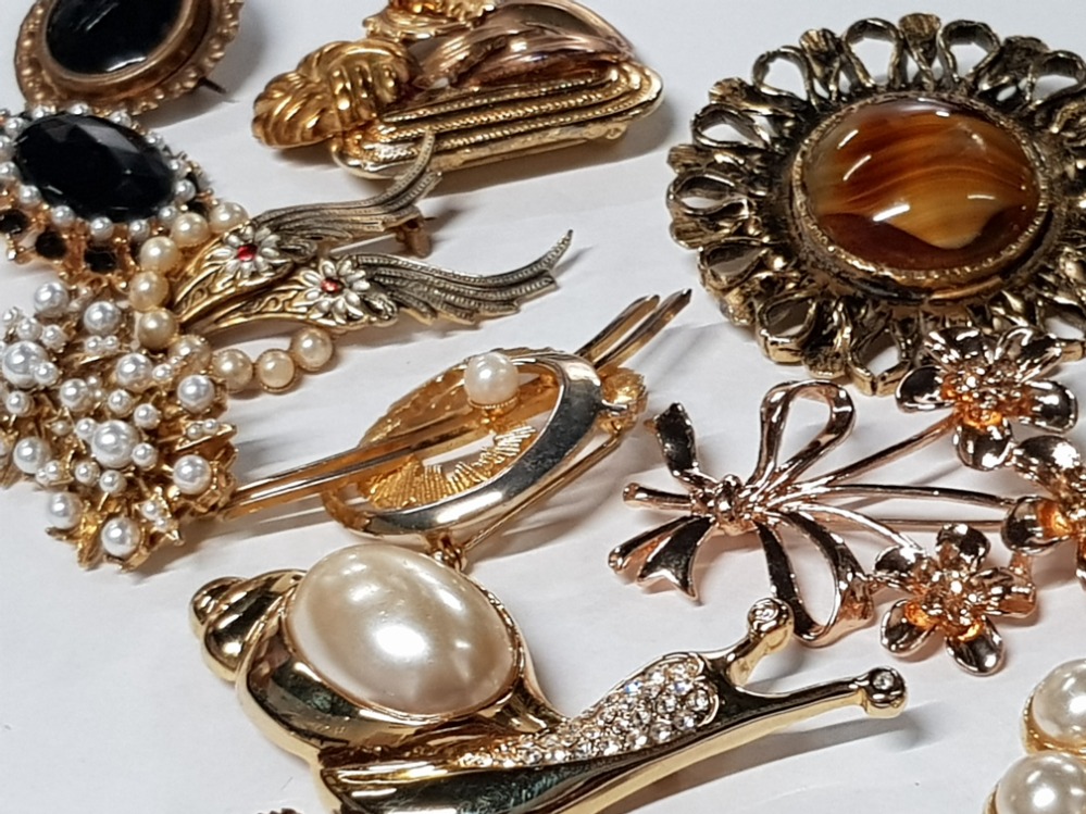 SELECTION OF 16 VINTAGE BROOCHES MAINLY GILT WITH 6 CONTAINING PEARLS - Image 2 of 3
