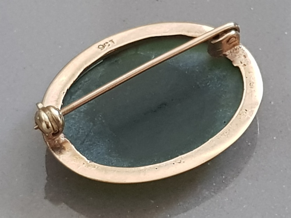 9CT YELLOW GOLD GREEN STONE BROOCH, 5.2G - Image 2 of 2