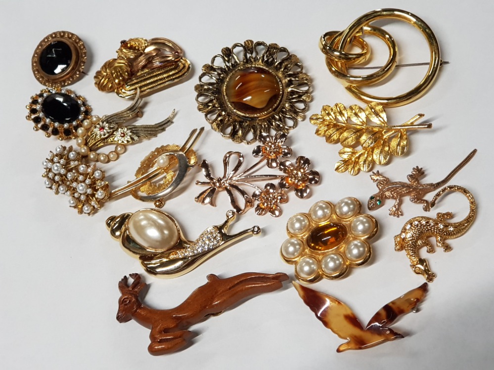 SELECTION OF 16 VINTAGE BROOCHES MAINLY GILT WITH 6 CONTAINING PEARLS