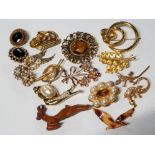 SELECTION OF 16 VINTAGE BROOCHES MAINLY GILT WITH 6 CONTAINING PEARLS