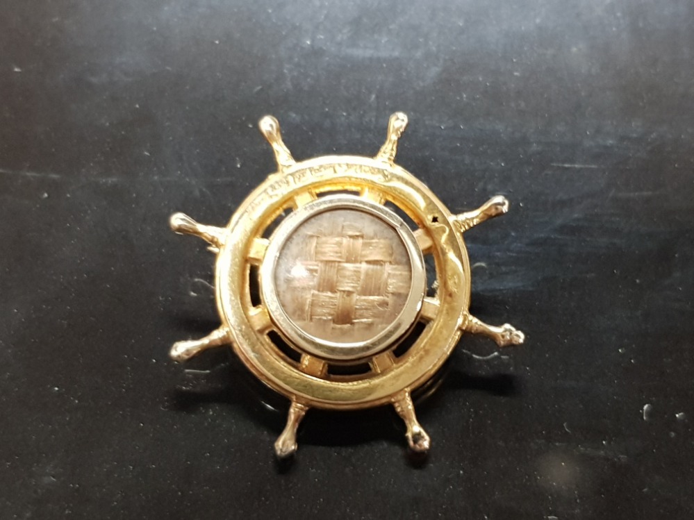 A VICTORIAN 9CT YELLOW GOLD MEMORIAL BROOCH/PENDANT IN THE FORM OF A SHIPS WHEEL WITH PLAITED HAIR - Image 2 of 5