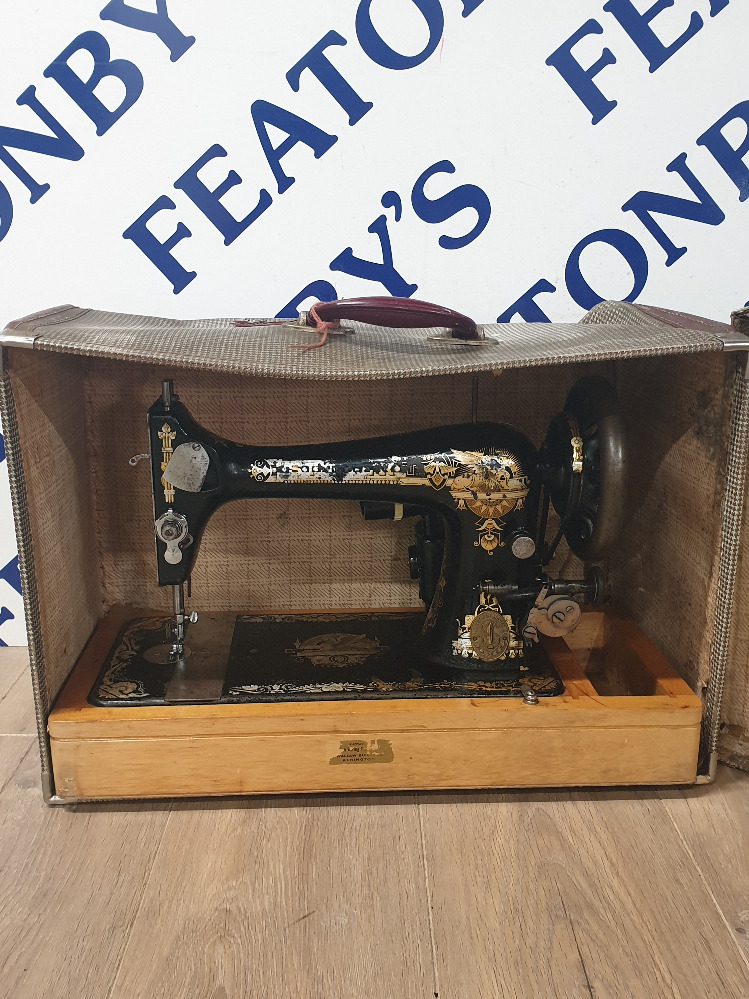 A VINTAGE SINGER SEWING MACHINE IN WORKING ORDER WITH CARRY CASE