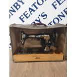A VINTAGE SINGER SEWING MACHINE IN WORKING ORDER WITH CARRY CASE