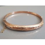 9CT ROSE GOLD PATTERN BANGLE WITH SAFETY CHAIN, 5.9G