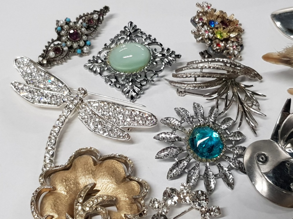 20 MISCELLANEOUS BROOCHES INCLUDES MARCASITE DOG, CRYSTAL DRAGONFLY AND VICTORIAN PEARL'S ETC - Image 3 of 3