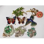 8 VINTAGE ENAMELLED BROOCHES, INCLUDES BUTTERFLIES, BIRD AND FLORAL DESIGNS