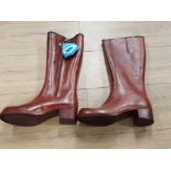 A PAIR OF VINTAGE DAFNA HEALED WATERPROOF BOOTS SIZE 7 BOXED