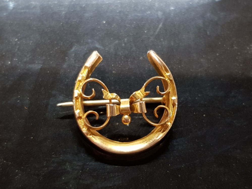 A VICTORIAN 9CT YELLOW GOLD MEMORIAL BROOCH/PENDANT IN THE FORM OF A SHIPS WHEEL WITH PLAITED HAIR - Image 4 of 5