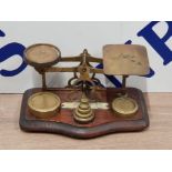 A NICE SET OF ANTIQUE MANUAL BRASS WEIGHTING SCALES ON MAHOGANY PLINTH