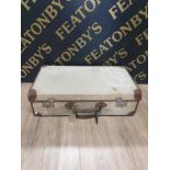 A LARGE VINTAGE TRAVELLING CASE