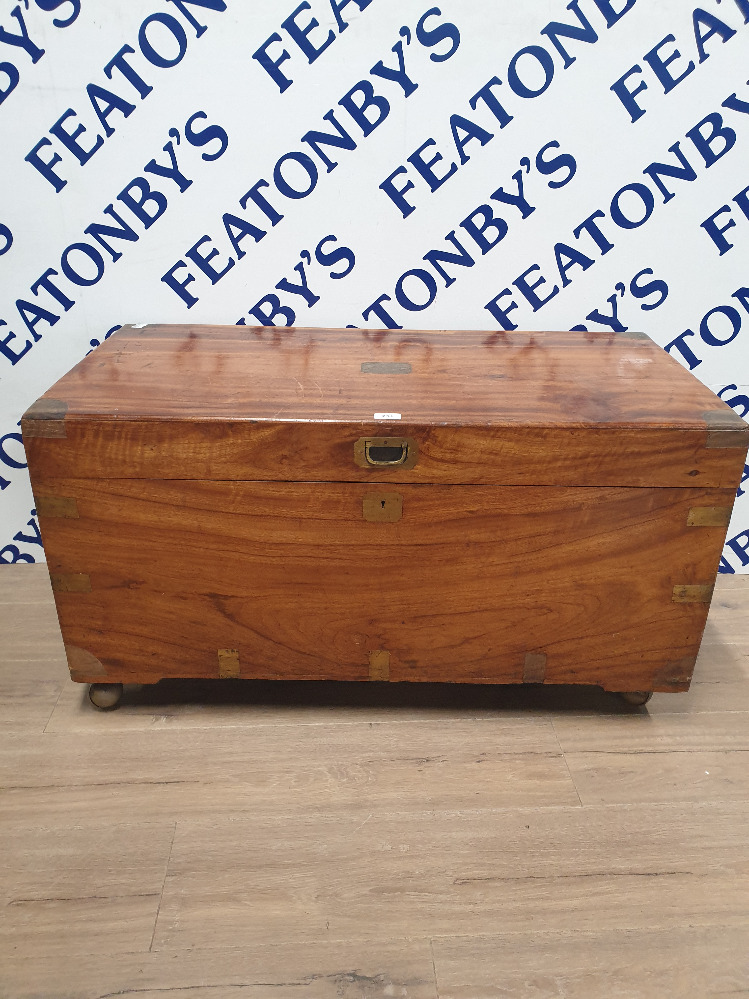 A VERY NICE WOODEN BRASS INLAID CHEST ON CASTERS - Image 2 of 6