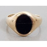 GENTS 9CT YELLOW GOLD AND ONYX SIGNET RING, 5.4G SIZE Q1/2