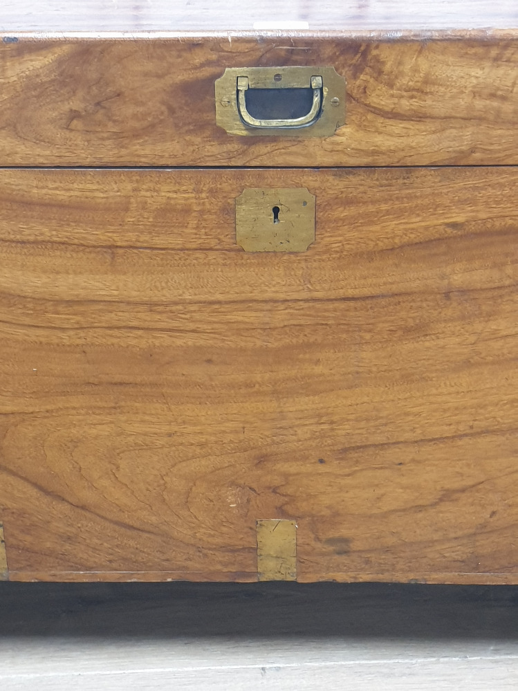 A VERY NICE WOODEN BRASS INLAID CHEST ON CASTERS - Image 4 of 6