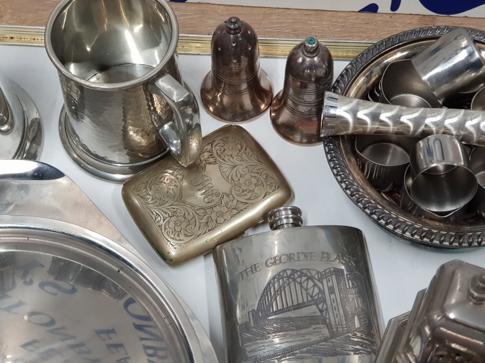 TRAY OF SILVER PLATED PIECES INCLUDES HIP FLASK, SUGAR SIFTERS AND EPNS CIGARETTE HOLDER ETC - Image 4 of 4