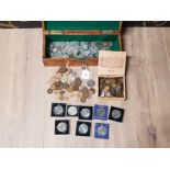 A QUANTITY OF 19TH CENTURY AND LATER BRITISH AND WORLD COINS IN AN OAK BOX
