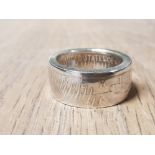 AN AMERICAN SILVER 1922 PEACE DOLLAR RING SIZE Z 1/2 22.4G