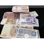 A COLLECTION OF WORLD BANKNOTES IN MIXED CIRCULATED GRADES OVER 200 IN TOTAL
