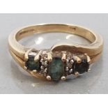 9CT YELLOW GOLD DIAMOND AND TRIPLE GREEN STONE RING, 2.6G SIZE I