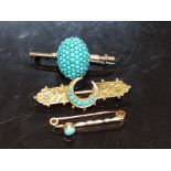 9CT GOLD TURQUOISE BROOCHES TOGETHER WITH ONE OTHER BROOCH