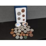 A SELECTION OF MISCELLANEOUS COINAGE INCLUDES ONE SHILLING COINS WITH DIFFERENT DATES, 5 COIN