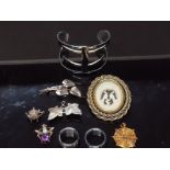 A SELECTION OF JEWELLERY INC 9CT GOLD BUG PENDANT 2 SILVER BROOCHES 2 STAINLESS STEEL RINGS