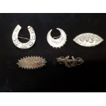 4 VICTORIAN SILVER BROOCHES TO INCLUDE A HORSESHOE PATTERN 17.7G ALL HALLMARKED TOGETHER WITH A