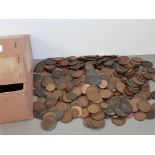 BOX CONTAINING A LARGE QUANTITY OF UK OLD PENNIES AND HALF PENNIES, ALL PERIODS 3KG IN WEIGHT