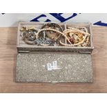 A SMALL DECORATIVE JEWELLERY CHEST CONTAINING MISCELLANEOUS COSTUME JEWELLERY