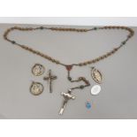 SELECTION OF RELIGIOUS RELATED JEWELLERY INCLUDES BEADED ITALIAN CRUCIFIX AND ROSARY BEADS WITH