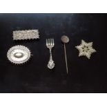 A STERLING SILVER BROOCH IN THE FORM OF A FORK A MEXICAN SILVER STAR SHAPED BROOCH 2 VICTORIAN WHITE