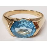 9CT GOLD AND LARGE BLUE STONE RING SIZE Q, 4.5G