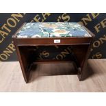 AN EARLY TO MID 20TH CENTURY OAK PIANO STOOL WITH UPHOLSTERED SEAT